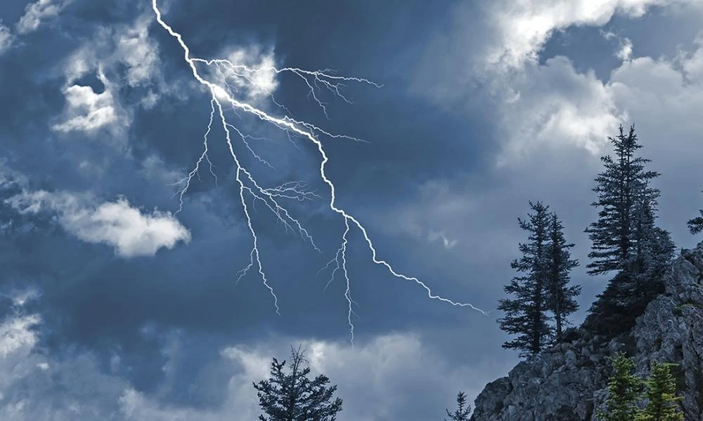Φωτιά στην Εύβοια: Κεραυνός έπεσε σε σπίτι κατά τη διάρκεια βροχής